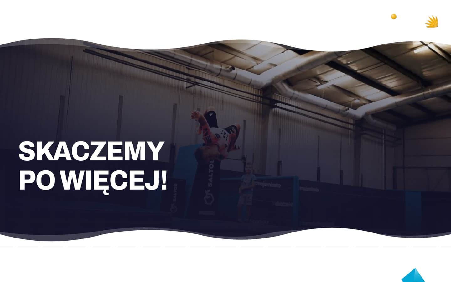 Pas ze zdjęciem z sali akrobatycznej i hasłem Skaczemy po więcej, wycięty falą u góry i u dołu