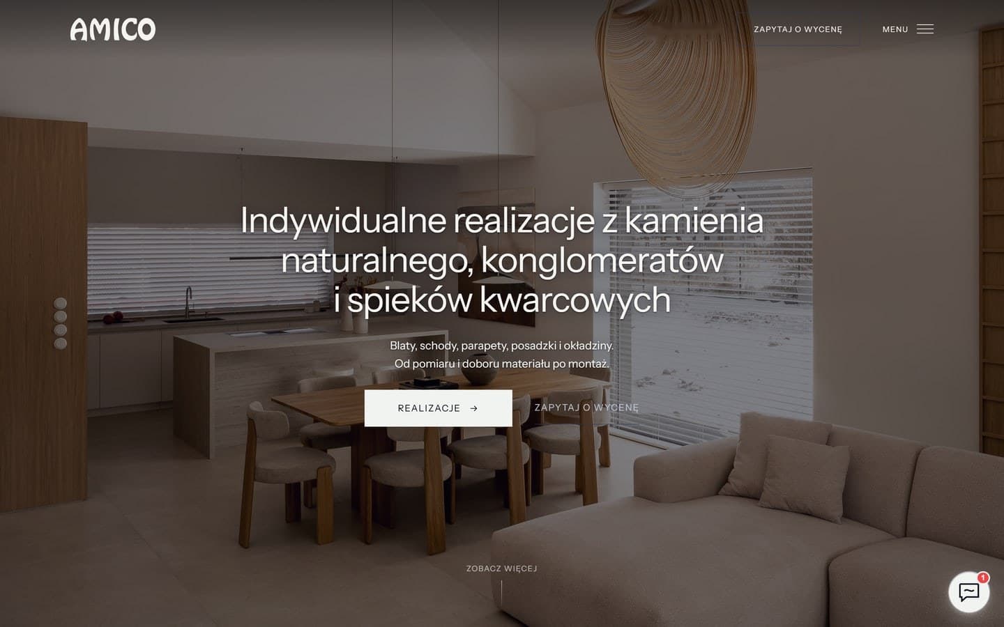 Pierwszy ekran strony AMICO na komputerze z otwartą kuchnią, jadalnią i salonem, hasłem o pracach z kamienia i przyciskiem zapytania o wycenę