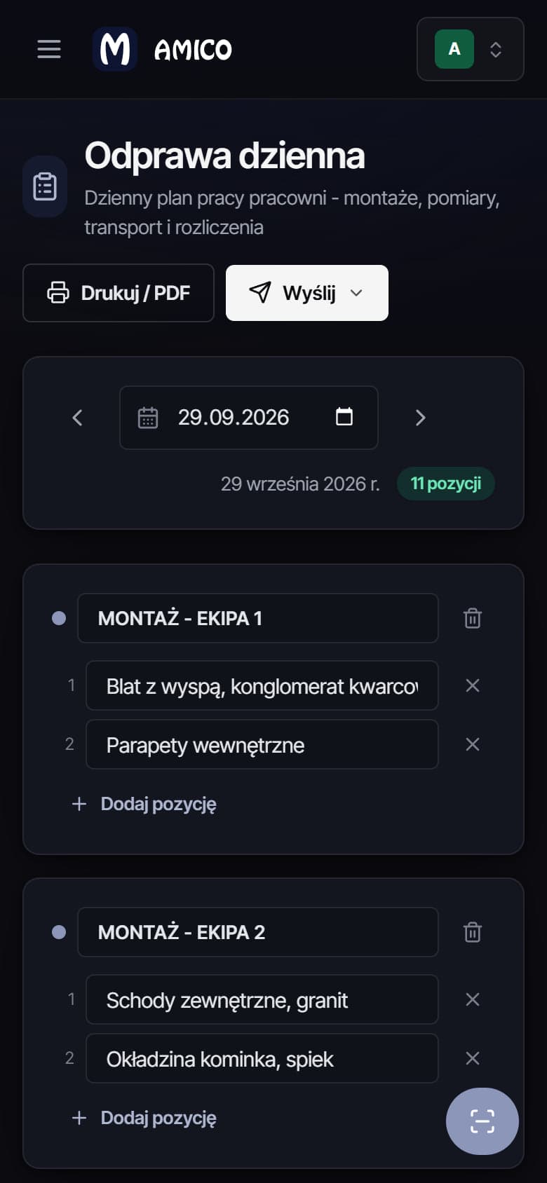 Odprawa dzienna na telefonie, z montażami każdej ekipy, pomiarami do zrobienia i transportem płyt