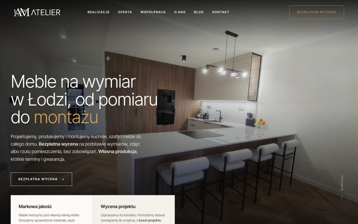 Pierwszy ekran strony atelier24: zdjęcie kuchni z barem i hokerami pod hasłem Meble na wymiar w Łodzi, od pomiaru do montażu, akapit o własnej produkcji, przycisk bezpłatnej wyceny i u dołu początek dwóch jasnych kart o markowej jakości i wycenie projektu