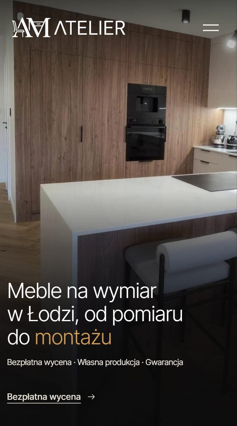 Ten sam pierwszy ekran na telefonie: zdjęcie zabudowy kuchni z piekarnikiem, barem i hokerami, na jego dole hasło w trzech wierszach, wiersz Bezpłatna wycena, Własna produkcja, Gwarancja i odnośnik do bezpłatnej wyceny