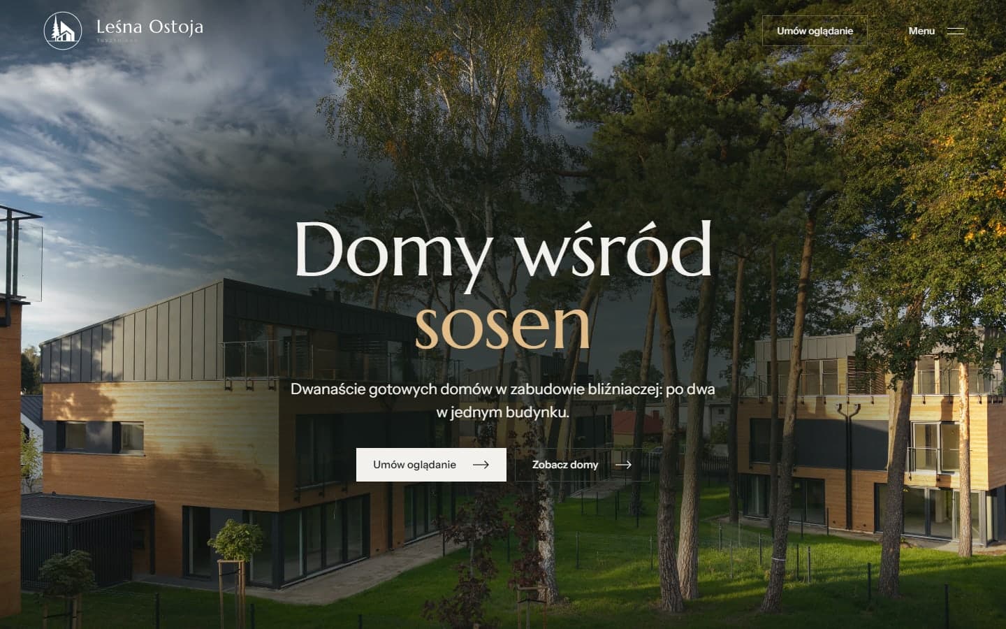 Strona główna Leśnej Ostoi: nagłówek Domy wśród sosen na zdjęciu dwóch budynków z drewnianą elewacją między sosnami, zdanie o dwunastu gotowych domach w zabudowie bliźniaczej i przyciski umówienia oglądania i przejścia do domów.