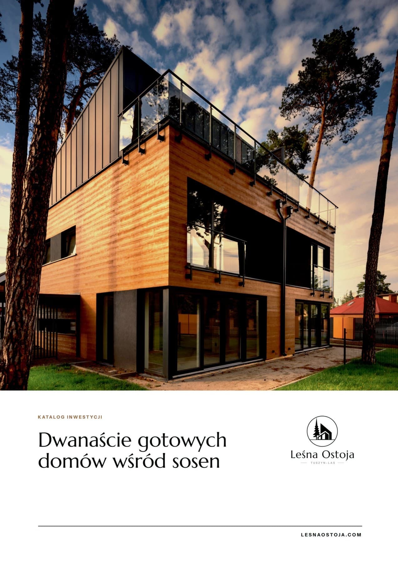 Okładka katalogu inwestycji z hasłem Dwanaście gotowych domów wśród sosen pod zdjęciem domu z drewnianą elewacją i tarasem na dachu