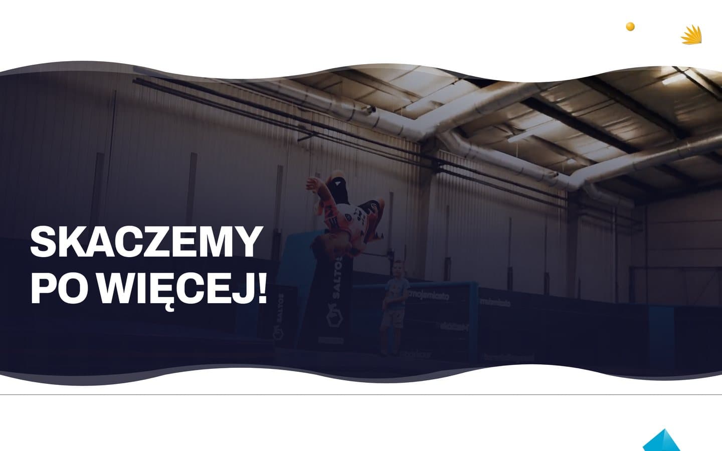 Pas ze zdjęciem z sali akrobatycznej i hasłem Skaczemy po więcej, wycięty falą u góry i u dołu